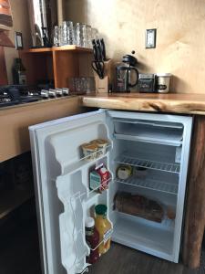 沃尔卡诺Volcano Eco Cabin & Eco Lodge的厨房里设有冰箱,门开