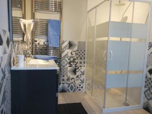 萨罗Il Giardino di Sara的带淋浴和盥洗盆的浴室