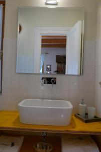 RivelloB&B Lo Straniero的一个带镜子的浴室内的白色大浴缸