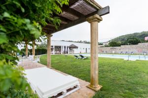 贝赫尔-德拉弗龙特拉Hotel Nómadas的泳池附近的草地上设有白色床垫的凉亭