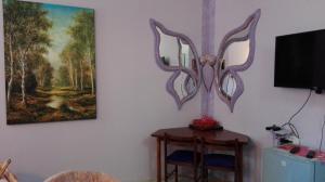 Bruchim Qela' AlonDomskazka的墙上有画作的房间和桌子