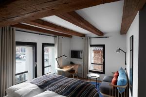 哥本哈根新港71号酒店的卧室配有一张床、一张书桌和窗户。