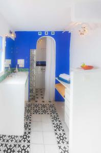 塔里法塔里法明星酒店的蓝色的浴室设有2个水槽和淋浴。
