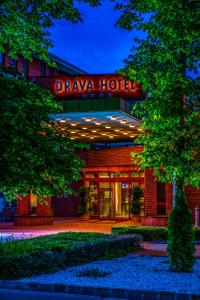 哈卡尼Dráva Hotel Thermal Resort的一座建筑,上面有读取德拉西亚酒店的标志