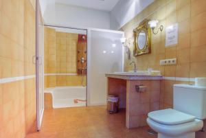 圣克莱门特Hostal Nuevo Milán I的浴室配有卫生间、盥洗盆和浴缸。