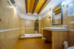 圣克莱门特Hostal Nuevo Milán I的带浴缸和盥洗盆的浴室