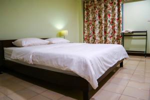乌隆他尼乌冬卡巴那酒店的卧室配有一张带白色床单和枕头的大床。