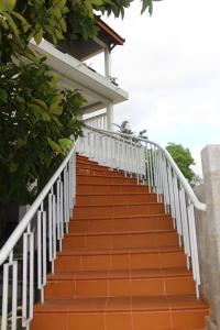 美奈明卡哈酒店的通往房子的橙色楼梯