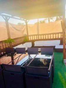 滨海罗克塔斯GRAN CASA con TERRAZA a 3 min Playa con Wifi - rodeada de servicios的客房设有热水浴池、椅子和桌子。