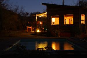 洛斯奥尔尼约斯Samsara Traslasierra的一座晚上设有游泳池的房子