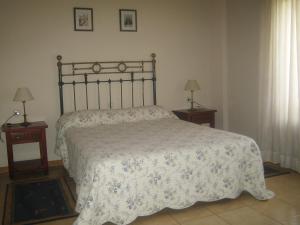 Pla de Sant TirsCal Font (RCP)的卧室内的一张床位,配有两个床头柜和两盏灯