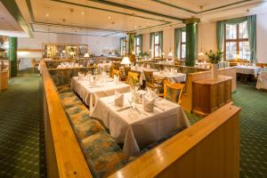 弗莱堡斯坦德弗赖堡科尔平酒店及度假村的一间设有白色桌椅的用餐室