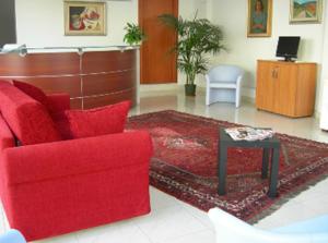 卡利亚里万特佳住宿酒店的客厅配有红色的沙发和桌子