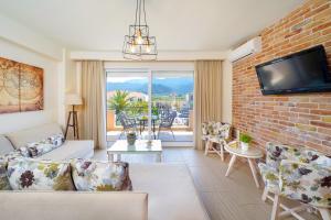 萨索斯Luxury Villa Fotini的带沙发和砖墙的客厅