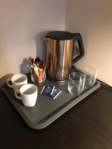 劳加尔瓦特恩Bjork Guesthouse的盘子,盘子上放着咖啡壶和杯子