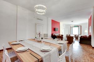 威尼斯Accademia opera deluxe的一间带木桌和椅子的用餐室