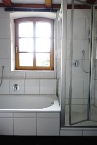 施瓦姆施泰特Fewos in Klein-Grindau的带浴缸的浴室和窗户。