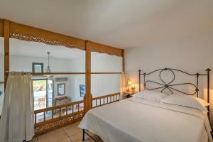 斯基罗斯岛Dioni Hotel的一间带大床的卧室和一个阳台