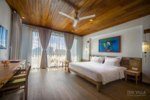 会安会安ZEN精品酒店的一间卧室设有一张带木制天花板的大床