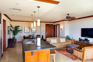 Sixth Floor Villa with Sunrise View - Beach Tower at Ko Olina Beach Villas Resort的厨房或小厨房