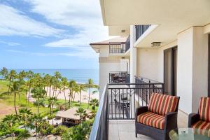 卡波雷Sixth Floor Villa with Sunrise View - Beach Tower at Ko Olina Beach Villas Resort的阳台配有椅子,享有海景。