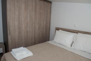 锡蒂亚Plateia Home Best View-2min from beach的一间卧室配有带白色床单和枕头的床。