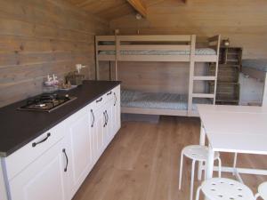 马藏La Grange de Campaulise - Camping à la ferme - Hébergements - Mont Ventoux的一间带白色橱柜和一张双层床的厨房