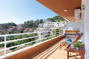 滨海托萨Lets Holidays Apartment Costa Brava的市景阳台
