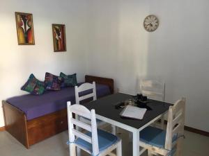 萨尔托Arenas Termales的配有一张床和一张桌子及椅子的房间