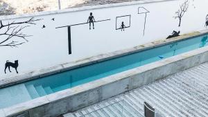 科尔多瓦图里斯提科卡里法尔公寓的游泳池旁墙上的画