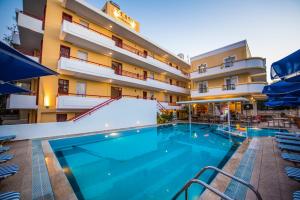 科斯镇埃拉托公寓式酒店的酒店前方的大型游泳池