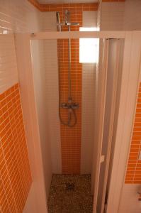 瓦伦西亚Homely Nest Valencia El Carme的浴室设有橙色瓷砖和淋浴。