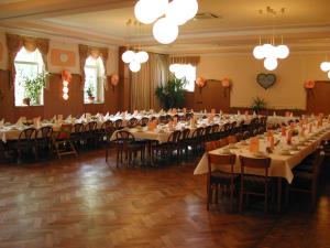 吉贝尔施塔特鲁茨法兰克客栈的一个带桌椅的大型宴会厅