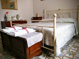 滨海波利尼亚诺Torres Suite的一间卧室配有两张床和一张带毛巾的桌子。
