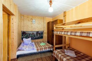 斯克拉斯卡波伦巴Chatka u Dziadka的小屋内设有一间带两张双层床的卧室