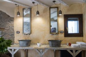 Coscojuela de SobrarbeHotel Posada Al Vent - Adults Only的浴室设有2个水槽和2面镜子