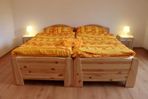 旧柳博夫尼亚阿尔弗里德酒店的卧室内一张带两个抽屉和两个灯的床