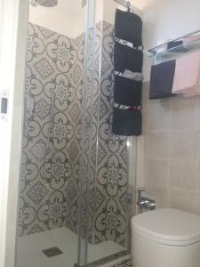 莱里奇Rivamare San Terenzo的带淋浴、卫生间和毛巾的浴室