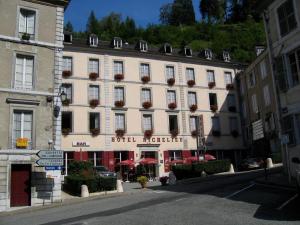 欧波讷Hotel Richelieu的一座白色的大建筑,前面有酒店