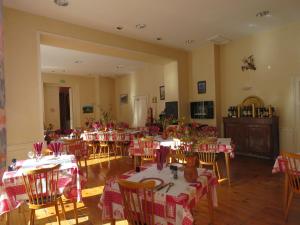欧波讷Hotel Richelieu的用餐室配有桌椅和红白桌布