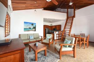 科罗萨尔Orchid Bay Resort的客厅配有沙发、椅子和桌子