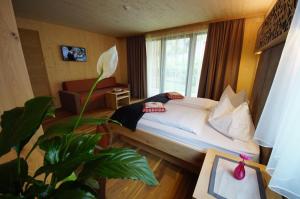 拉瓦莱La Palsa的酒店客房设有一张床和一个大窗户