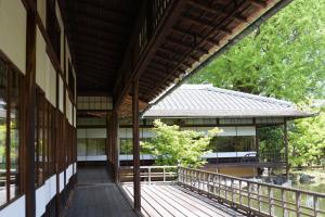 京都Shizuya KYOTO的享有带门廊的建筑的外部景色