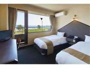 胜浦市胜浦帕尔斯酒店的酒店客房设有两张床,享有海景。