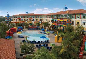 卡尔斯巴德LEGOLAND California Hotel and Castle Hotel的一座带游泳池和大楼的度假村