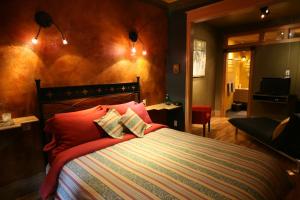 蒙特利尔阿拉卡特住宿加早餐旅馆的一间卧室配有红色枕头的床