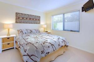卡尔斯Kava Villa Cowes的白色的卧室设有床和窗户