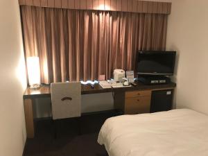 出云市出云双叶酒店的酒店客房设有一张书桌、一台电脑和一张床