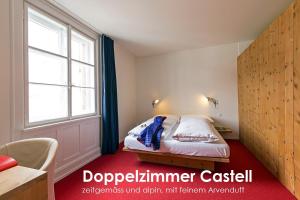 楚奥茨卡斯特尔酒店的一间卧室设有一张大床和大窗户