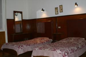 开罗Pension Roma的酒店客房,设有两张床和镜子